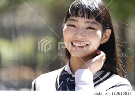 笑顔の女子高校生 カメラ目線 ポートレート 笑顔の女子高校生 カメラ目線 ポートレート 113616817