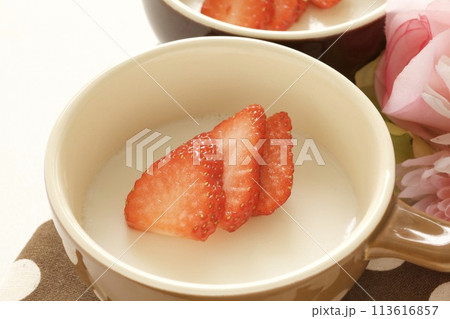 イチゴのせ杏仁豆腐 113616857