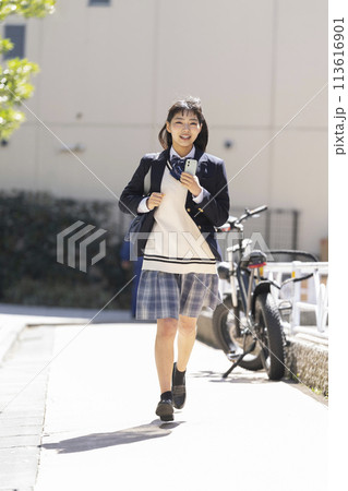 スマホを持って走る女子高校生 113616901