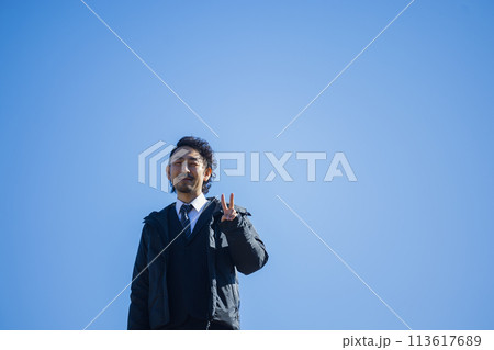 青空とビジネスマン 113617689