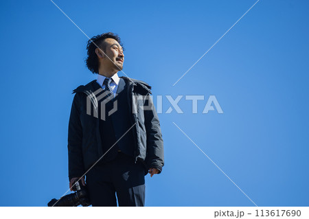 青空とビジネスマン 113617690