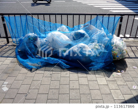 歩道に設けられたごみ出しのイメージ 113617866
