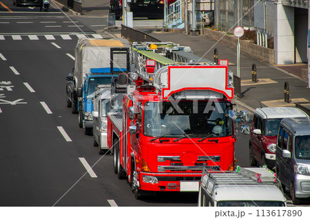 国道を走るはしご車 113617890
