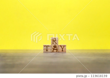 ハードルを飛び越えるブロックの周りにTRYを並べた黄色い背景 113618139
