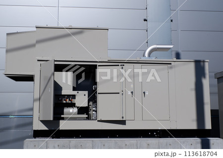 点検用パネルを開けた非常用発電装置 113618704