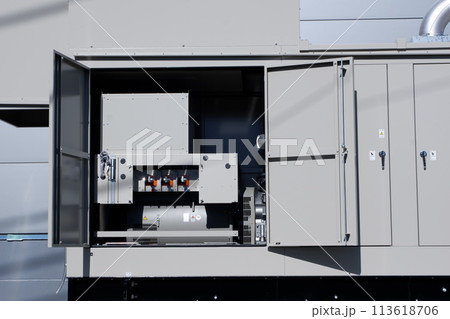 点検パネルを開けた非常用電源装置 113618706