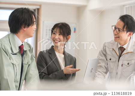 オフィスで打合せする男女3人のエンジニア 113618819
