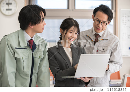 オフィスで打合せする男女3人のエンジニア 113618825