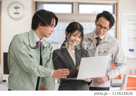オフィスで打合せする男女3人のエンジニア 113618826