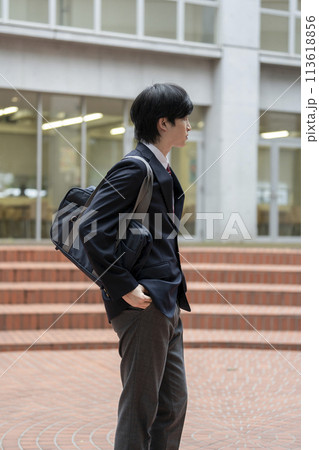 スクールバッグを肩にかけた男子高校生 　撮影協力：有明教育芸術短期大学 113618856