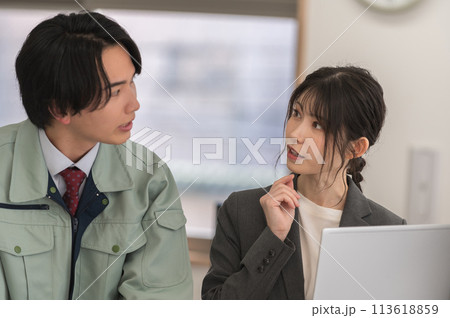 オフィスで打合せする男女2人のエンジニア オフィスで打合せする男女2人のエンジニア 113618859