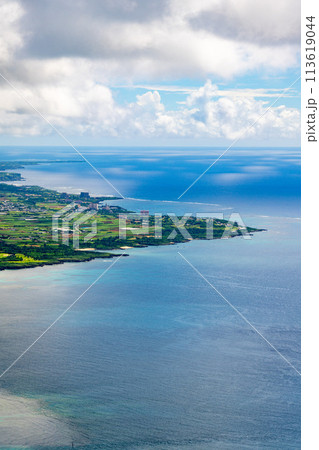 沖縄県　宮古島市　リゾート　島　天国　夏休み　飛行機　空撮　宮古空港　午前　雲　シギラリゾート 113619044