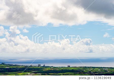 沖縄県　宮古島市　リゾート　島　天国　夏休み　飛行機　空撮　宮古空港　午前　雲　シギラリゾート 113619049
