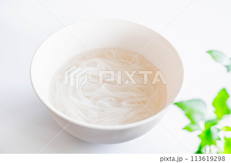 茹でたフォーの麺 113619298