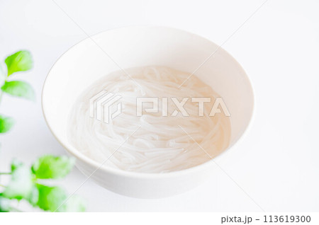 茹でたフォーの麺 113619300
