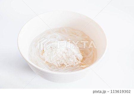 粉末スープを入れた茹でたフォーの麺 粉末スープを入れた茹でたフォーの麺 113619302