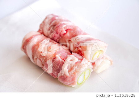 白ねぎに片栗粉をつけて豚肉を巻く 白ねぎに片栗粉をつけて豚肉を巻く 113619329