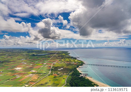 沖縄県 宮古島市 リゾート 島 天国 夏休み 飛行機 空撮 宮古空港 午前 雲 与那覇前浜 来間大橋 沖縄県 宮古島市 リゾート 島 天国 夏休み 飛行機 空撮 宮古空港 午前 雲 与那覇前浜 来間大橋 113619571