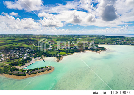 沖縄県 宮古島市 リゾート 島 天国 夏休み 飛行機 空撮 宮古空港 午前 雲 与那覇湾 川満漁港 沖縄県 宮古島市 リゾート 島 天国 夏休み 飛行機 空撮 宮古空港 午前 雲 与那覇湾 川満漁港 113619878