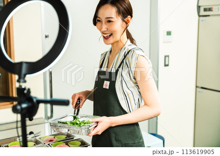 動画配信で料理を作るインフルエンサーの女性 113619905