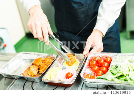 動画配信　手元　料理　 113619910