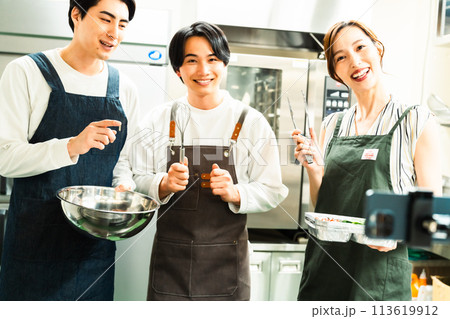 料理の動画配信をするユーチューバー 料理の動画配信をするユーチューバー 113619912