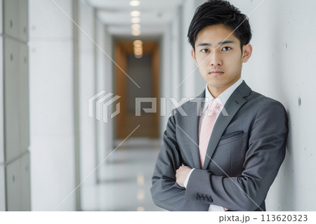 AI生成画像　廊下に立つ若いビジネスマン 113620323