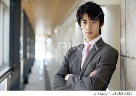 AI生成画像　廊下に立つ若いビジネスマン 113620325