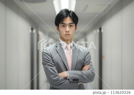 AI生成画像　廊下に立つ若いビジネスマン 113620326