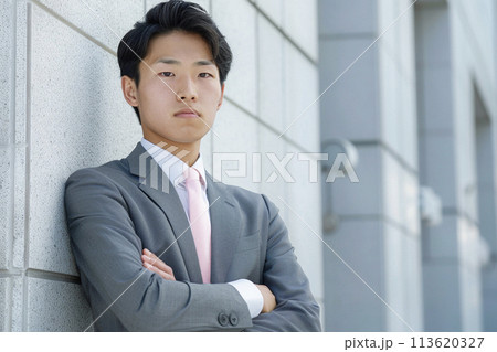AI生成画像　廊下に立つ若いビジネスマン 113620327