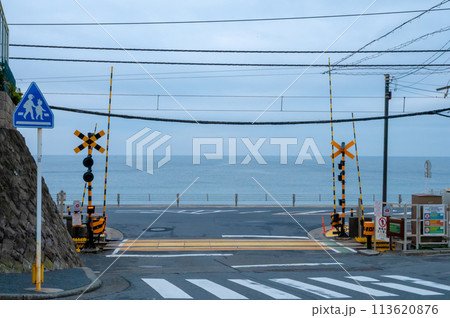江の島の海に面した踏切 江の島の海に面した踏切 113620876