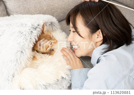 茶トラの仔猫を笑顔で見つめる女性 茶トラの仔猫を笑顔で見つめる女性 113620881