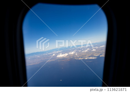 空港　飛行機　羽田空港　離陸　午前　昼　明るい　航空会社　ターミナル　空撮　タンカー　川崎　窓 113621871