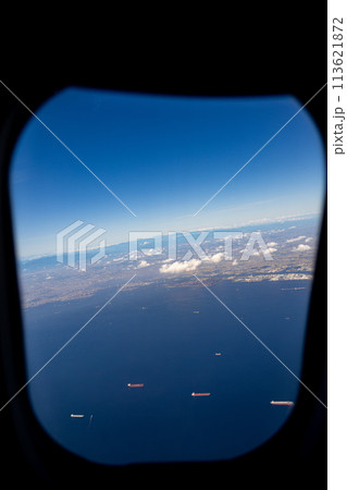 空港　飛行機　羽田空港　離陸　午前　昼　明るい　航空会社　ターミナル　空撮　タンカー　川崎　窓 113621872