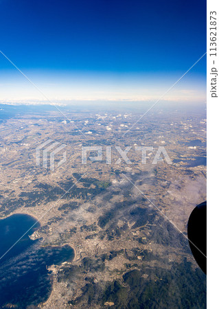 空港　飛行機　羽田空港　離陸　午前　昼　明るい　航空会社　ターミナル　空撮　タンカー　川崎　窓 113621873
