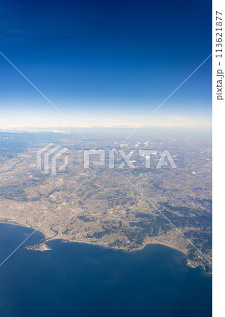 空港　飛行機　羽田空港　離陸　午前　昼　明るい　航空会社　ターミナル　空撮　タンカー　川崎　窓 113621877