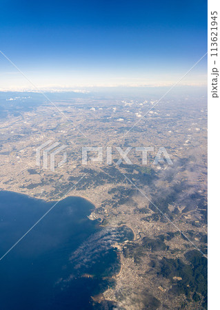 空港　飛行機　羽田空港　離陸　午前　昼　明るい　航空会社　ターミナル　空撮　逗子海岸海水浴場 113621945