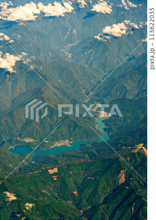 飛行機　離陸　午前　昼　明るい　航空会社　空撮　井川湖　大井川　静岡市　静岡県 113622035