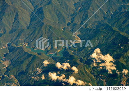 飛行機　離陸　午前　昼　明るい　航空会社　空撮　井川湖　大井川　静岡市　静岡県 113622039