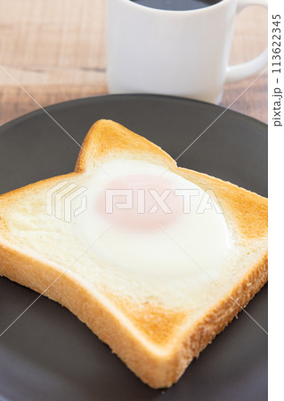 おいしい目玉焼トーストとホットコーヒー 113622345