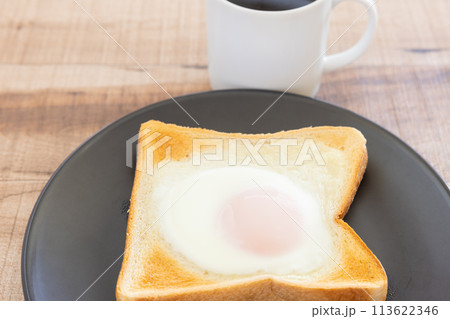 おいしい目玉焼トーストとホットコーヒー おいしい目玉焼トーストとホットコーヒー 113622346