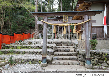 京都市嵯峨小倉山にある御髪神社入り口の風景 113622818