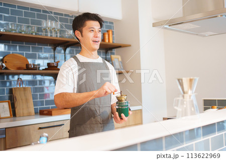 コーヒーショップオーナーの男性 113622969