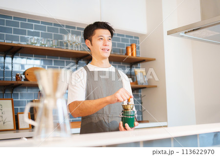 コーヒーショップオーナーの男性 113622970