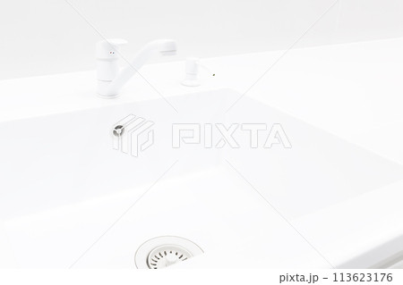 Integrated acryl sink and faucet and pump dispenser 113623176