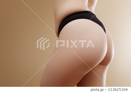 Back view of crop anonymous plump female in black Back view of crop anonymous plump female in black 113625104