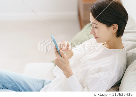 スマホを見るミドル女性 113625439