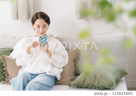 スマホを見るミドル女性 113625685