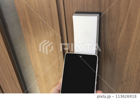 スマートフォンでドアのカギを開錠するイメージ 113626918