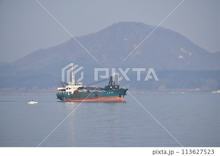 春の北海道函館市函館湾を航行する貨物船の風景を撮影 春の北海道函館市函館湾を航行する貨物船の風景を撮影 113627523